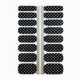Productfoto van zwarte nagelstickers met witte stippen op witte achtergrond