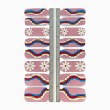 Nagelstickers met roze achtergrond en witte bloemen op witte achtergrond