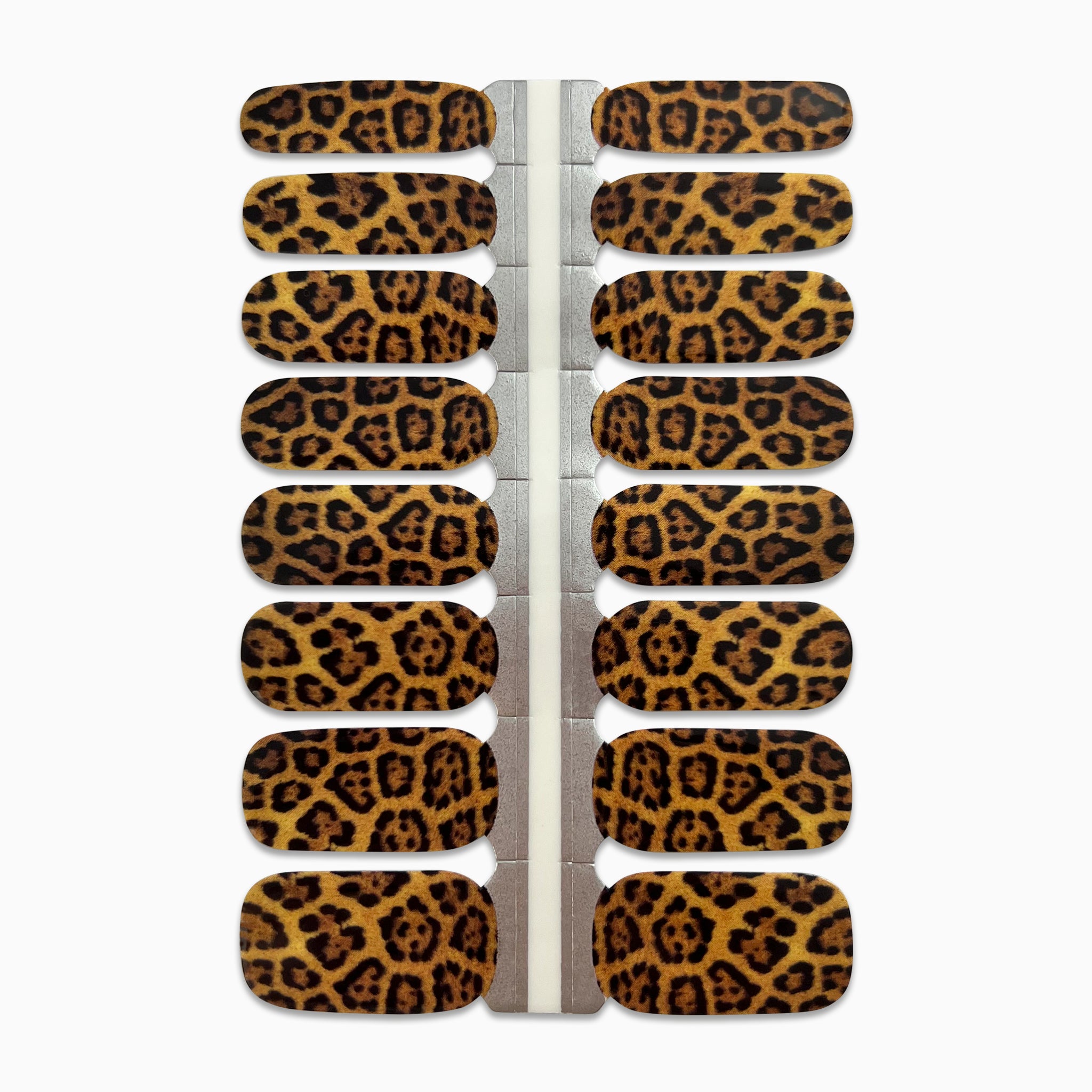 Nagelstickers met panterprint op witte achtergrond