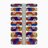 Nagelstickers met bloemen en gekleurde swirls op witte achtergrond