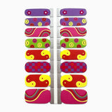 Nagelstickers met paarse, roze en groene 70's hippie patroon op witte achtergrond
