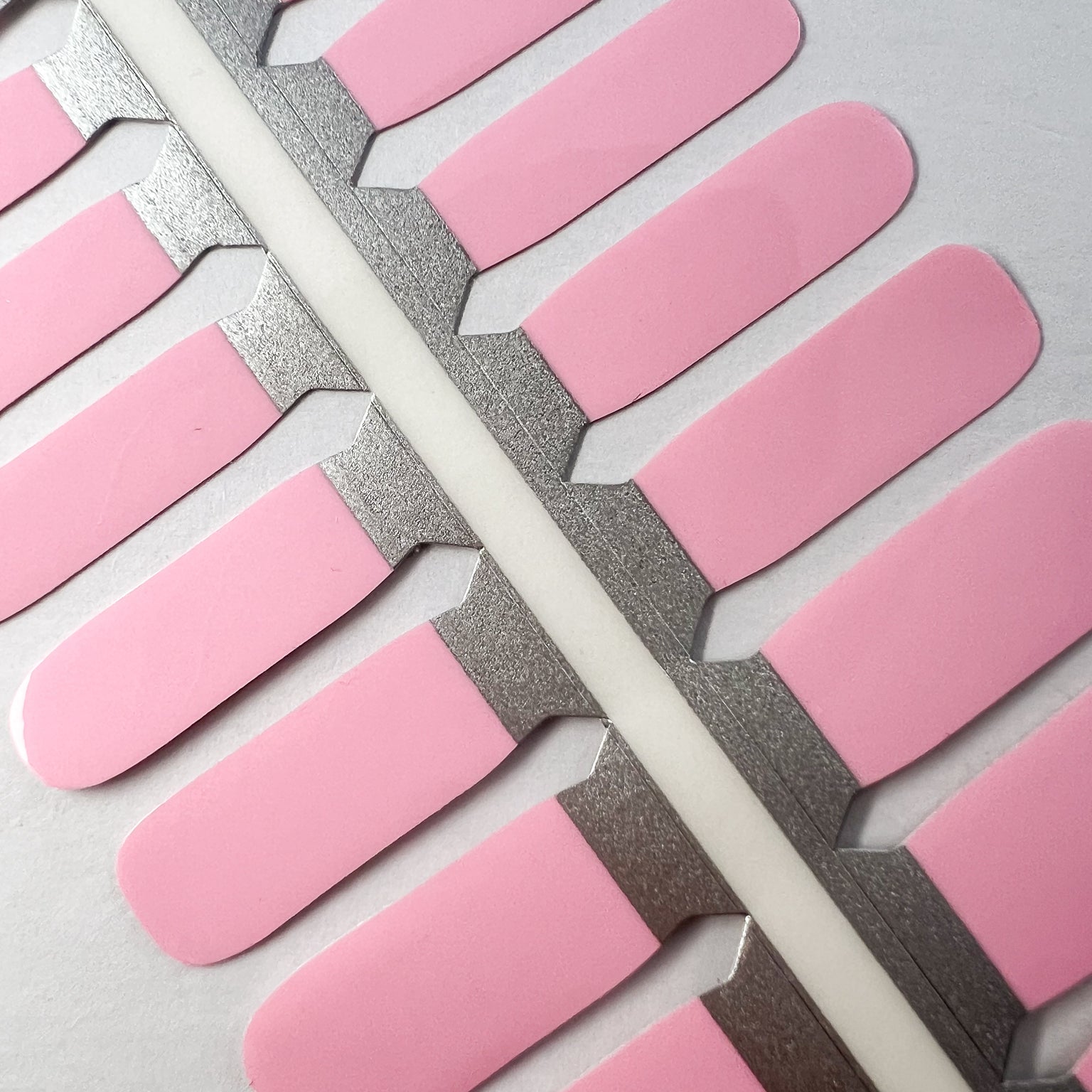 Detailfoto van lichtroze nagelstickers voor kids op witte achtergrond