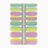 Nagelstickers met pastel roze, geel en blauw op witte achtergrond