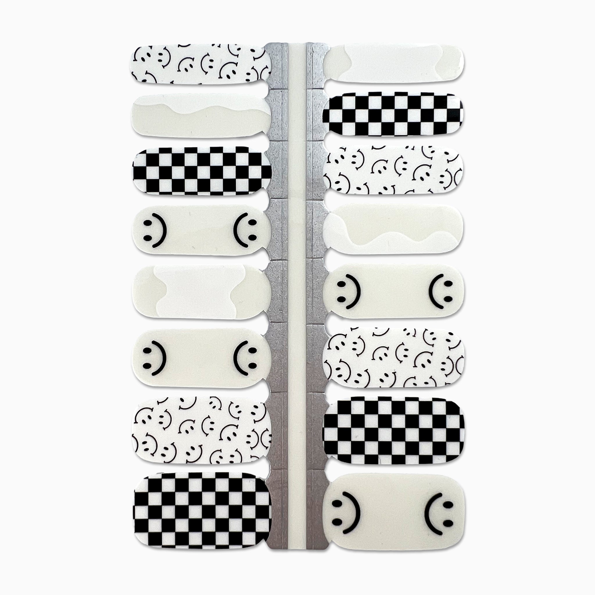 Nagelstickers met zwart-witte blokjes en smileys op witte achtergrond