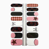 Productfoto van nagelstickers met chaotische print op witte achtergrond