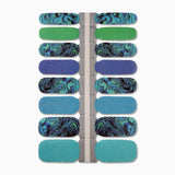 Blauw, groene nagelsticker met marmerpatroon op witte achtergrond