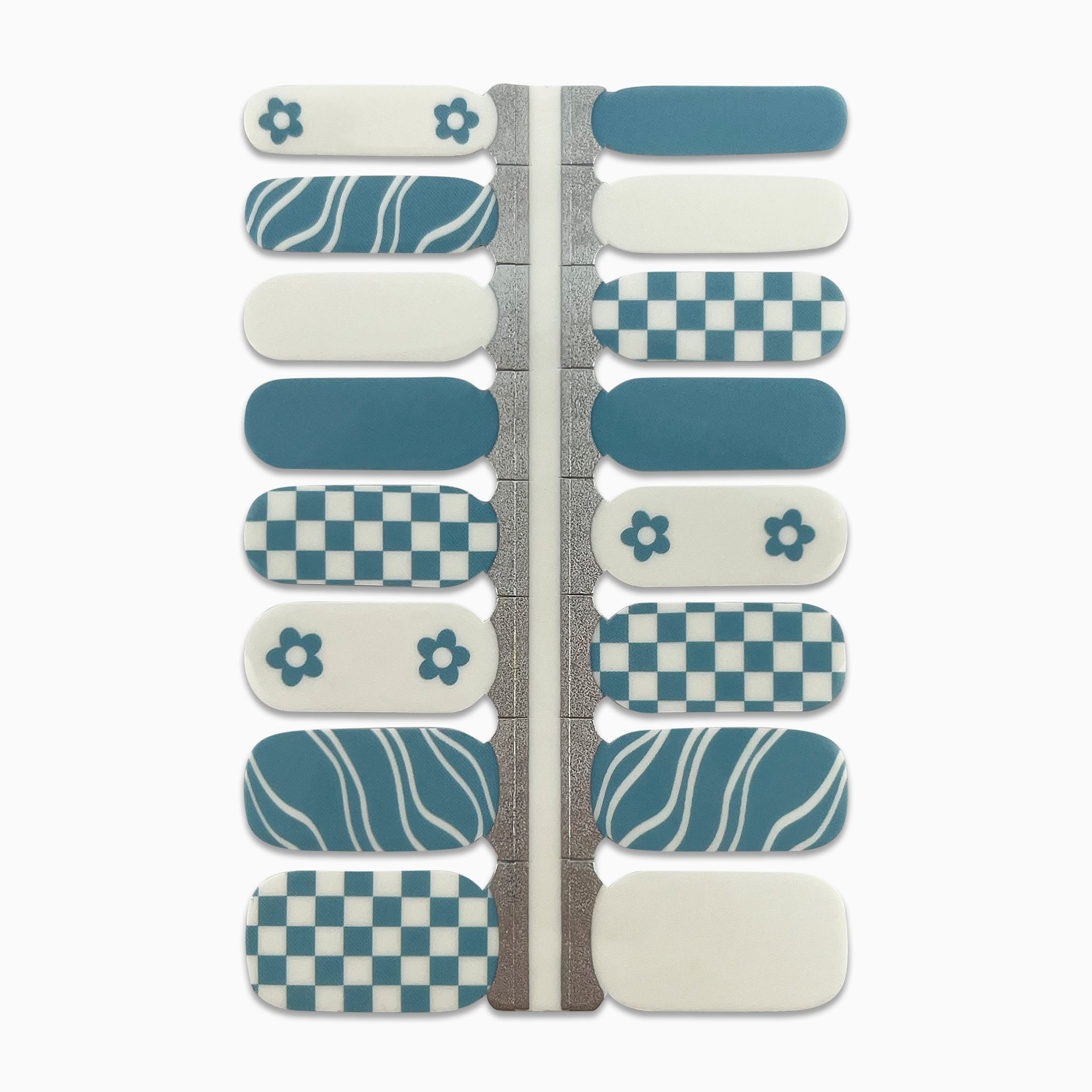 Nagelstickers met witte en blauwe bloemen en checkerboard op witte achtergrond