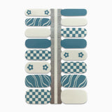 Nagelstickers met witte en blauwe bloemen en checkerboard op witte achtergrond