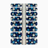 Nagelstickers met blauwe en witte bloemen op witte achtergrond
