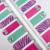Detailfoto van nagelstickers voor kids met zebra in verschillende kleuren op witte achtergrond