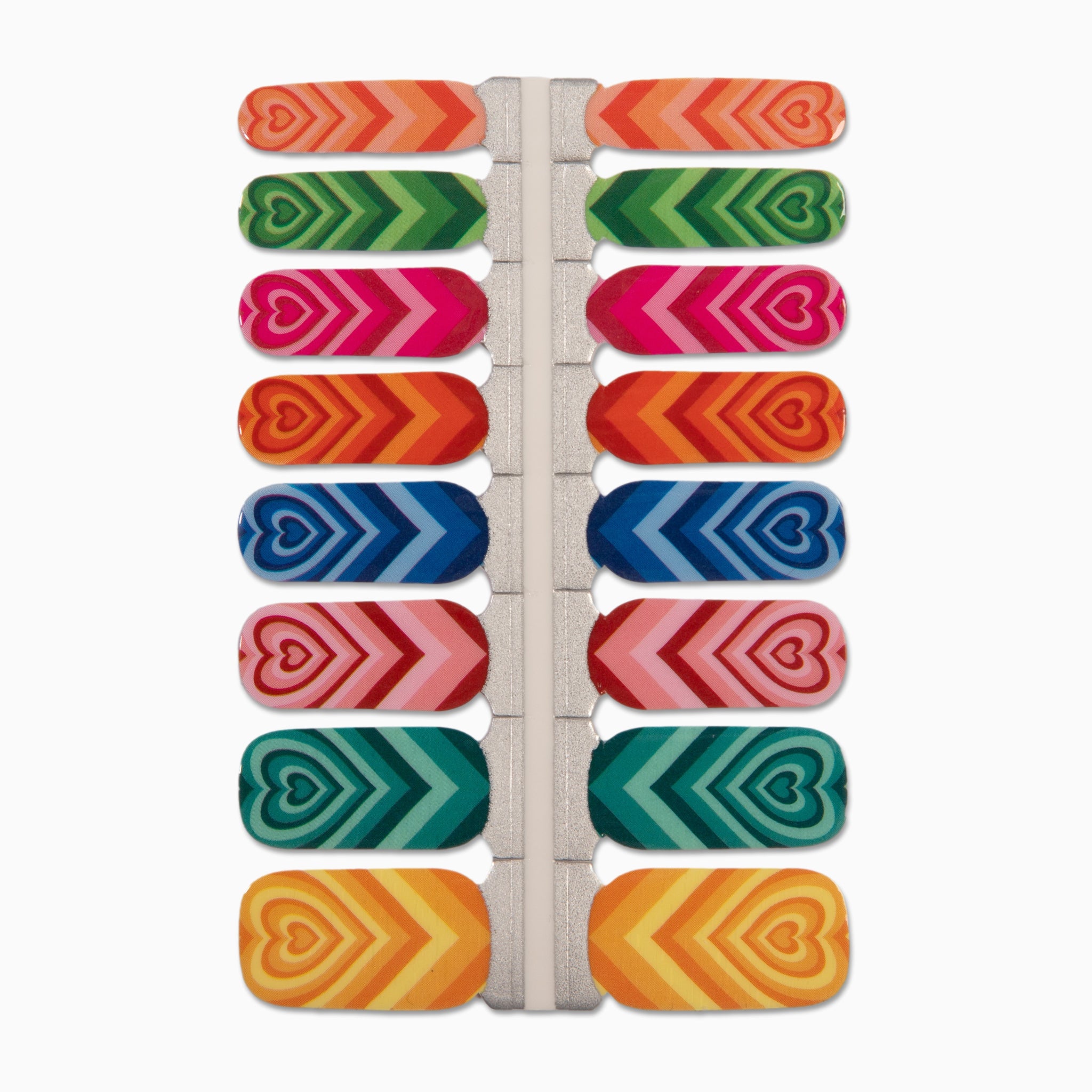 Nagelstickers met kleurrijke hartjes op witte achtergrond