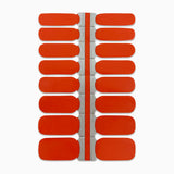 Nagelstickers in koraalrood op witte achtergrond