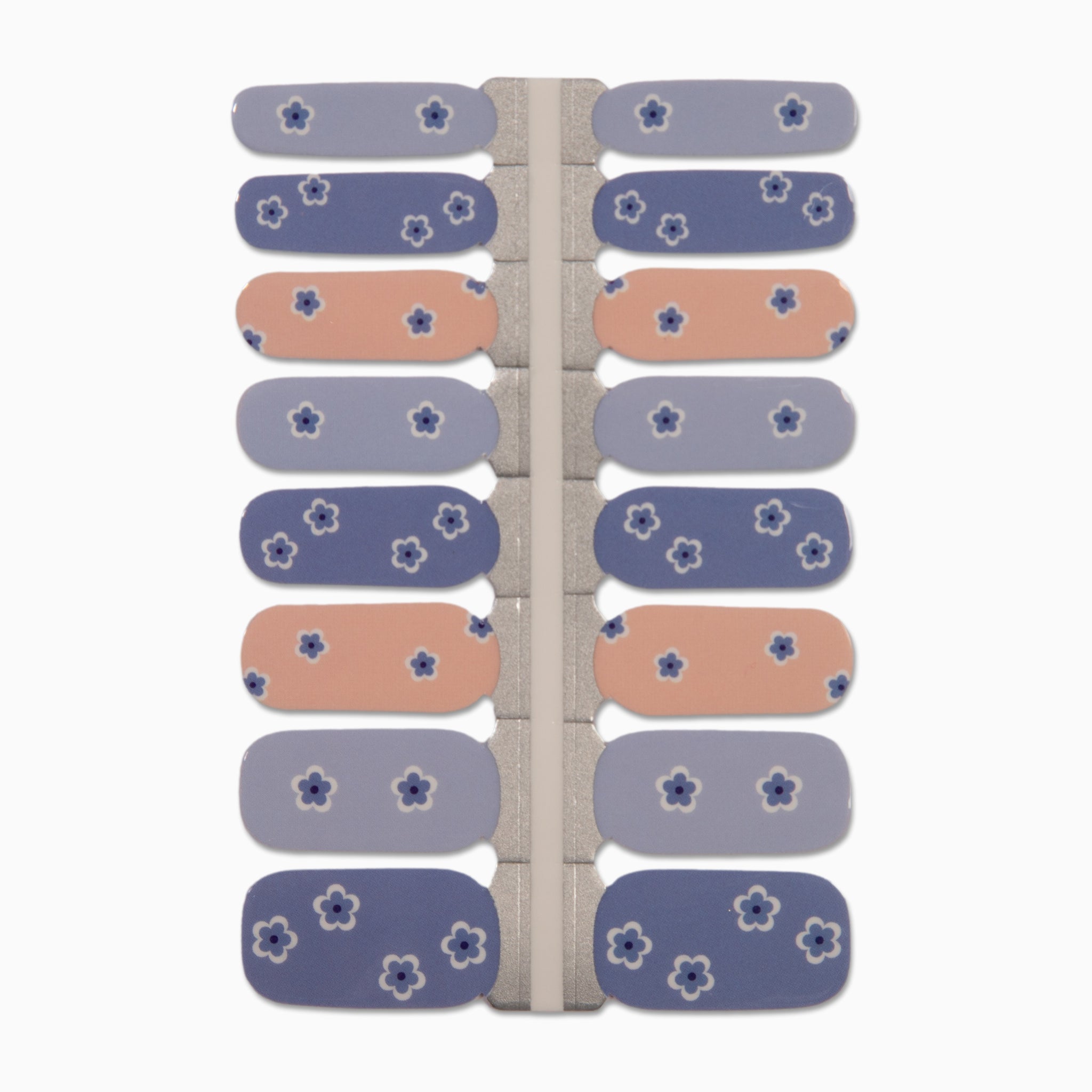 Nagelstickers met blauwe en nude kleurige bloemen op witte achtergrond