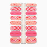 nagelstickers met roze en rood en vrolijke printjes met hartjes en stipjes op witte achtergrond