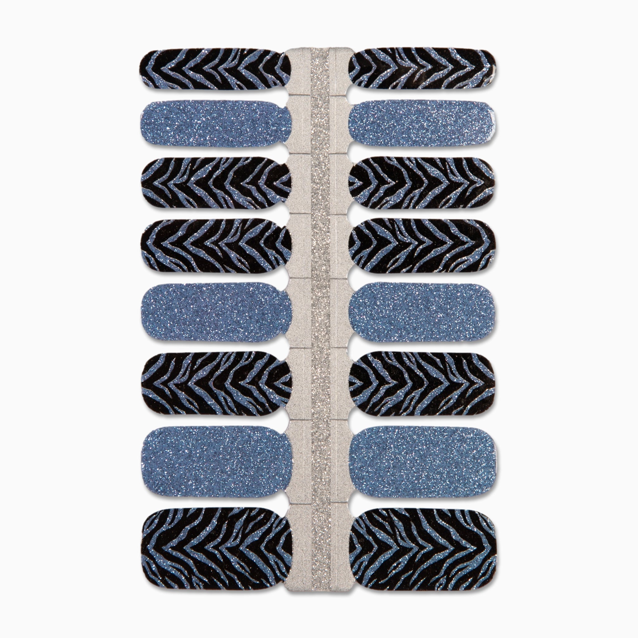 Nagelstickers met blauwe glitters en blauw-zwarte zebraprint op witte achtergrond