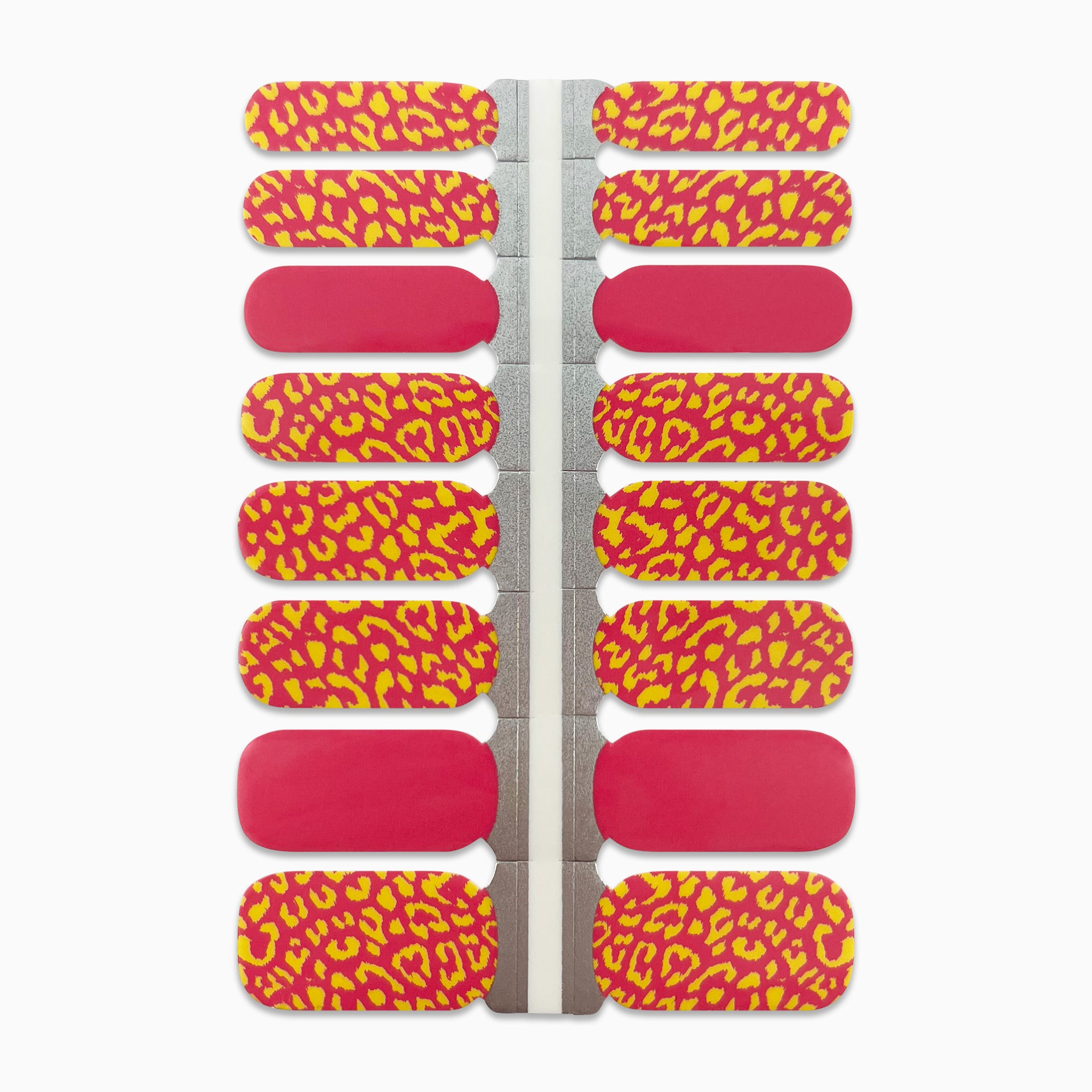 Nagelstickers met gele en roze panterprint op witte achtergrond
