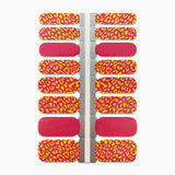 Nagelstickers met gele en roze panterprint op witte achtergrond
