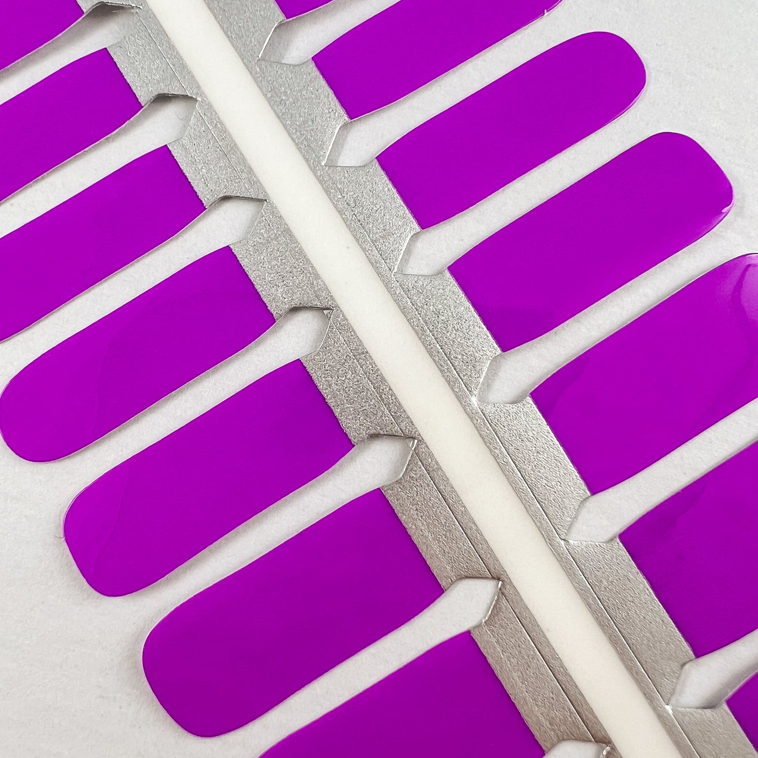 Detailfoto van paarse nagelstickers voor kids op witte achtergrond