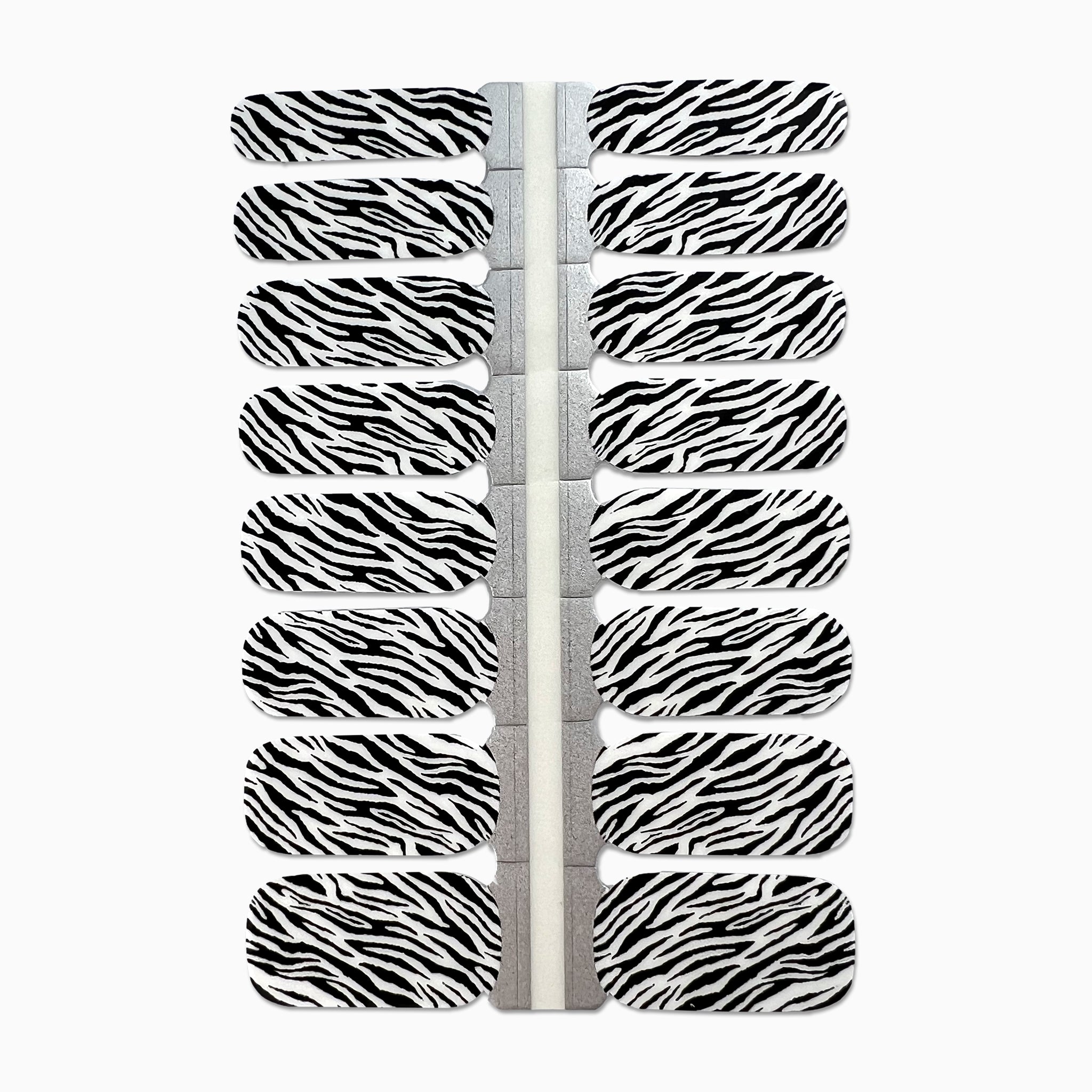 Nagelstickers met zwart-witte zebraprint op witte achtergrond
