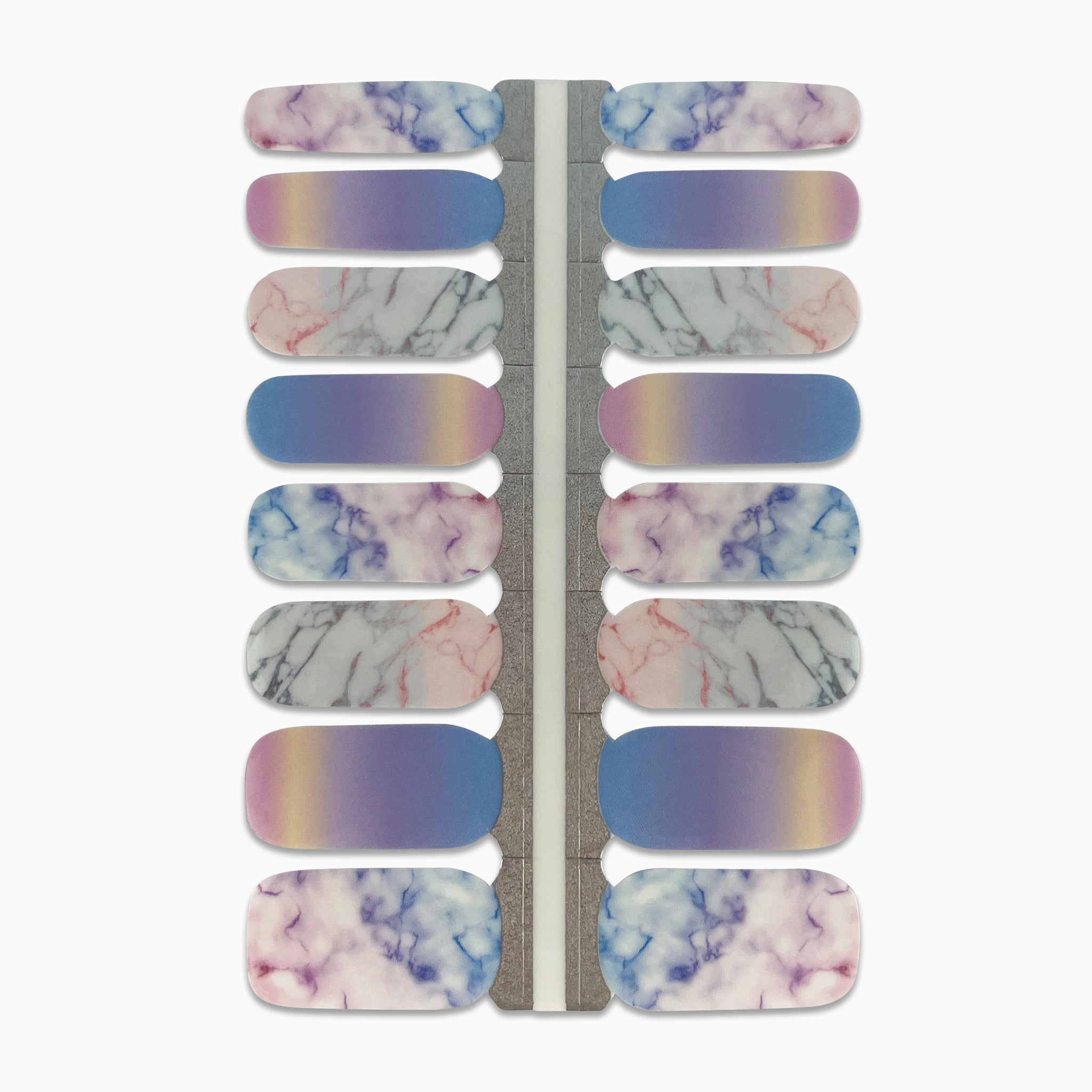 nagelstickers met marmer en pastelkleuren op witte achtergrond