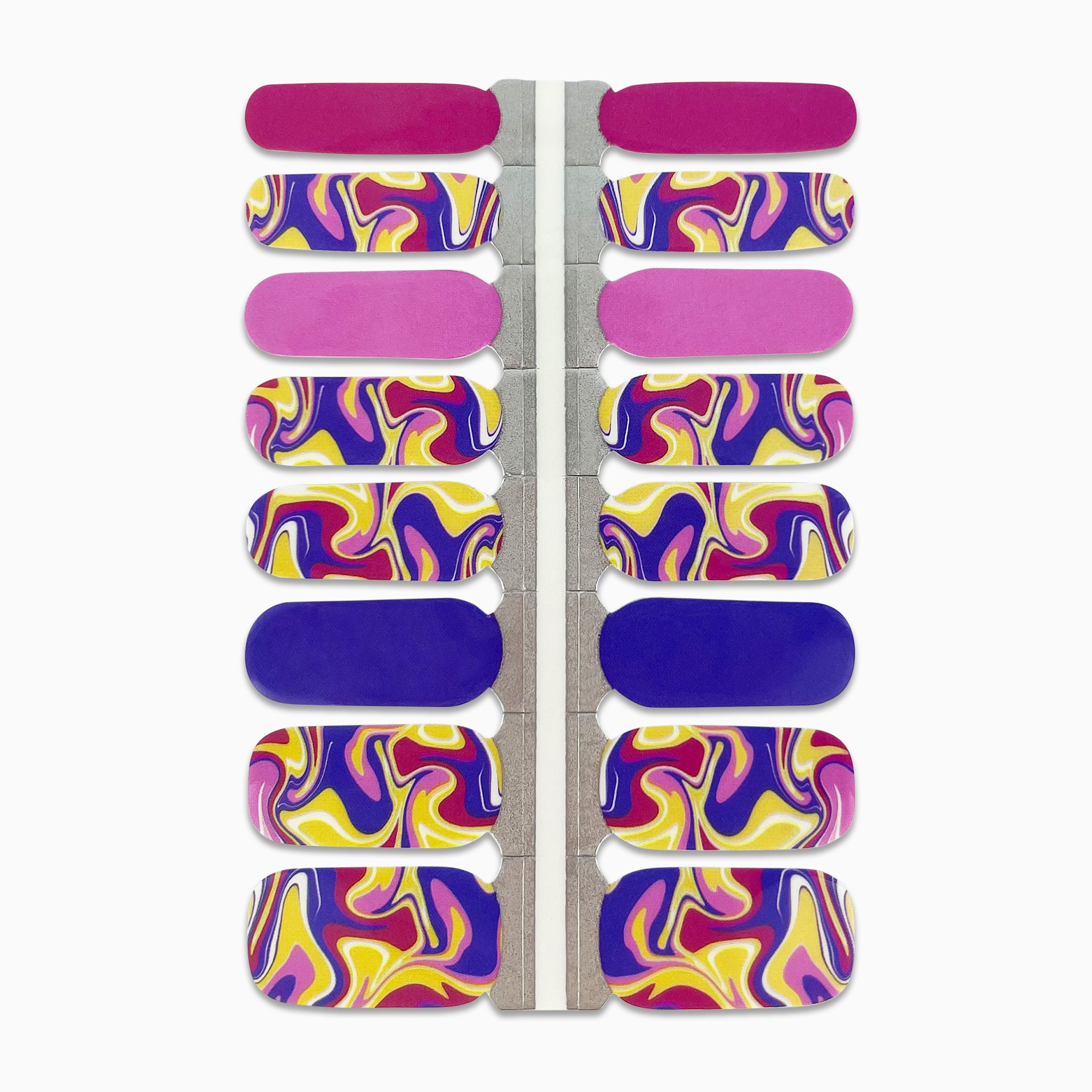 Nagelstickers met roze en paarse marmeren patronen op witte achtergrond