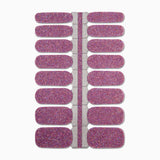 Roze nagelstickers met glitters op witte achtergrond