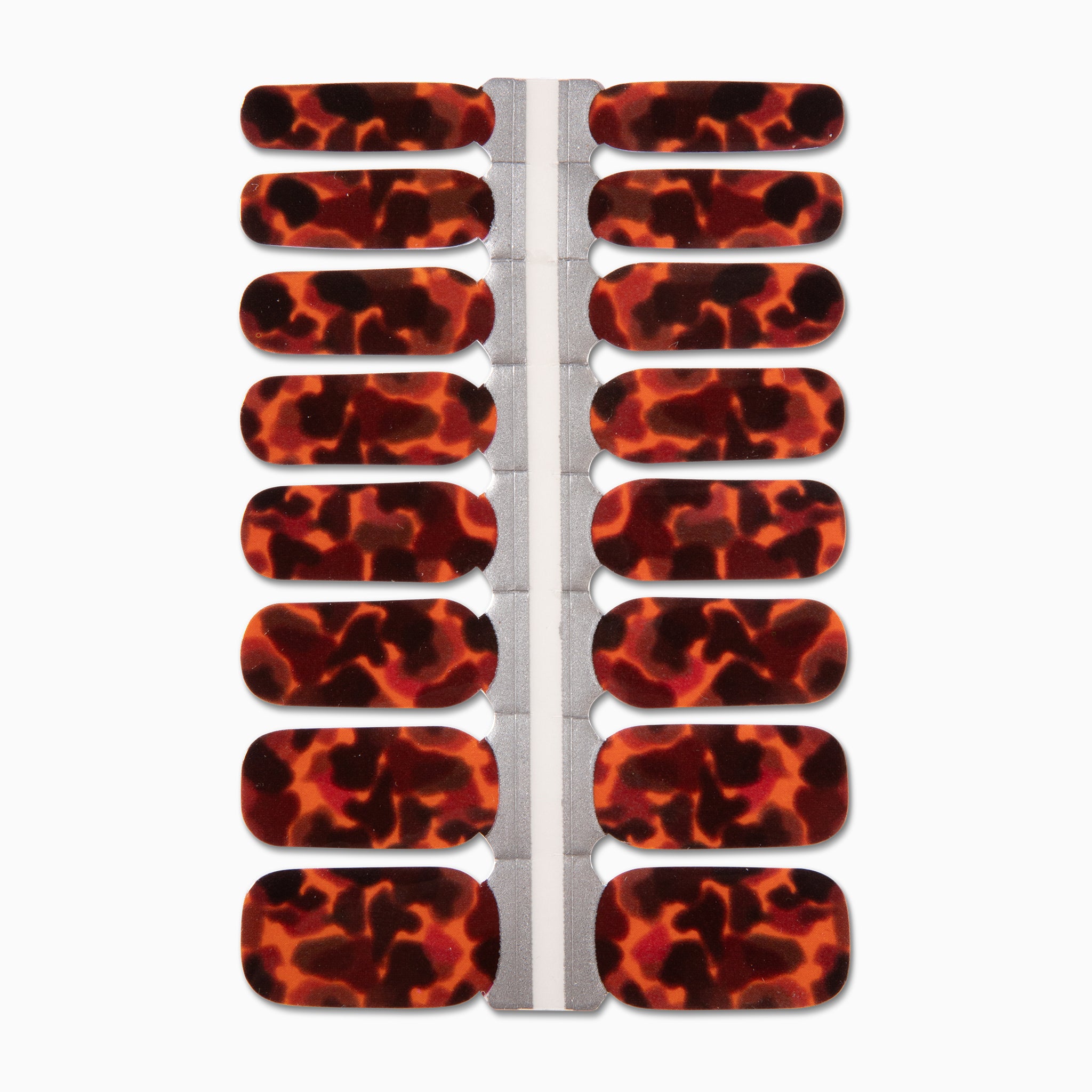 Nagelstickers met bruine en oranje tortoisepatroon op witte achtergrond