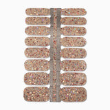 Nagelstickers met gouden glitters en pailletten op witte achtergrond