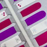 Detailfoto van nagelstickers met strikjes en kersjes voor kids op witte achtergrond