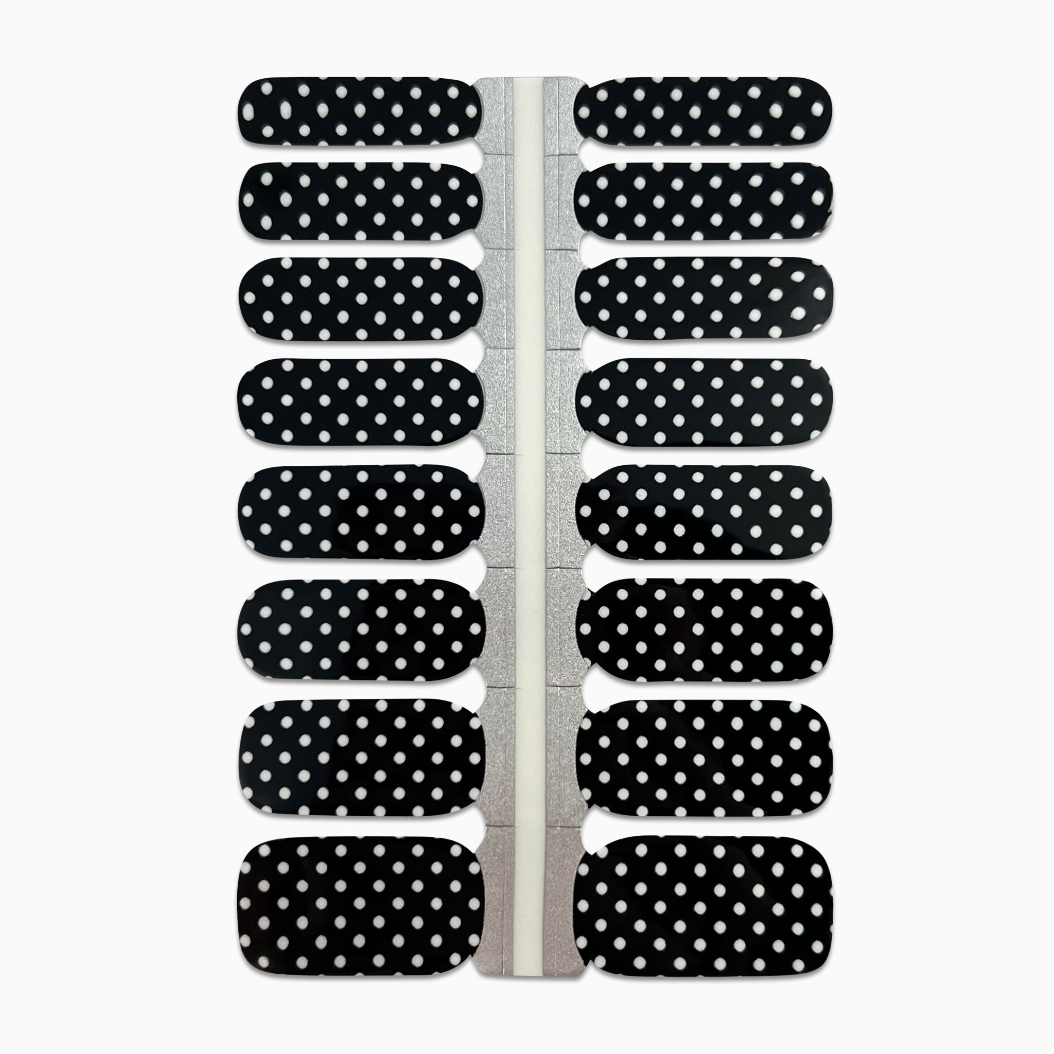 Productfoto van zwarte nagelstickers met witte stippen op witte achtergrond
