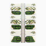 Productfoto van nagelstickers met groene slangenprint op witte achtergrond