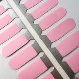 Detailfoto van lichtroze nagelstickers voor kids op witte achtergrond