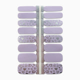 Productfoto van nagelstickers met lila en zilveren hartjes op witte achtergrond