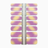 Productfoto van nagelstickers met een lila ombre met geel op witte achtergrond