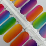 detail foto van nagelsticker in regenboog kleuren op witte achtergrond