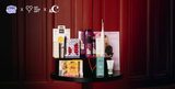 Giftbox met allerlei producten op een tafeltje voor rode achtergrond