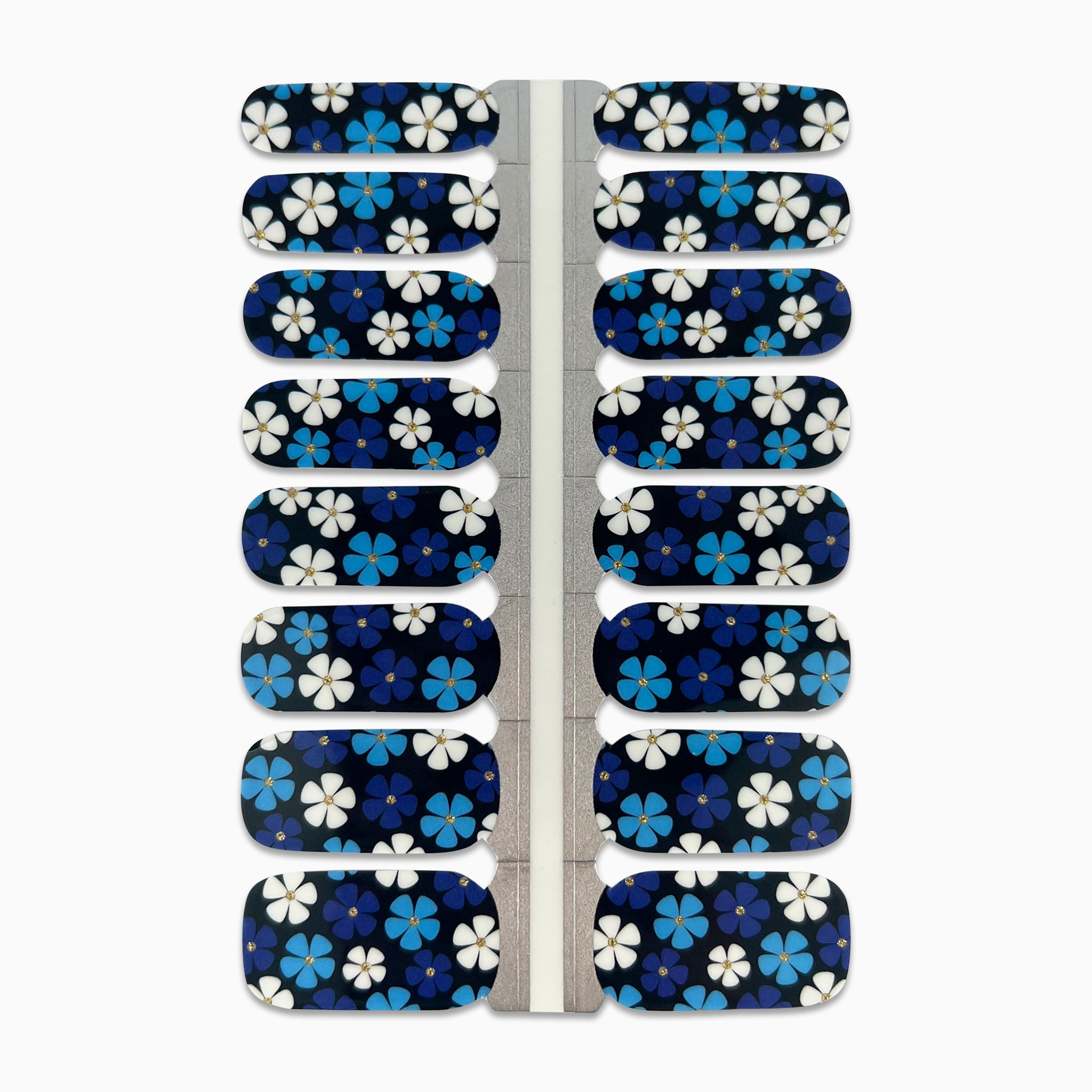 Nagelstickers met blauwe en witte bloemen op witte achtergrond