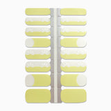 Productfoto van butter yellow nagelstickers met witte bloem op witte achtergrond