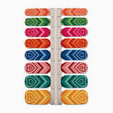 Nagelstickers met kleurrijke hartjes op witte achtergrond