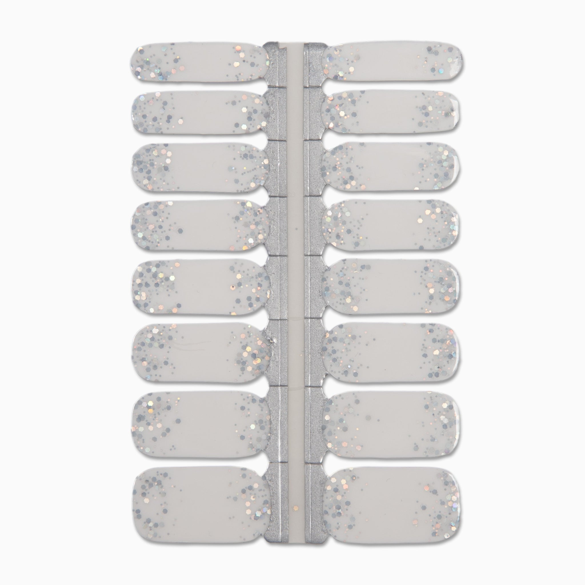Witte nagelstickers met zilveren glitters op witte achtergrond