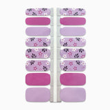 Productfoto van nagelstickers met lila en bloemen op witte achtergrond