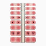 Productfoto van nagelstickers met zwarte stipjes en roze aura op witte achtergrond