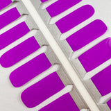 Detailfoto van paarse nagelstickers voor kids op witte achtergrond
