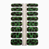 Nagelstickers met groene tortoise print op witte achtergrond