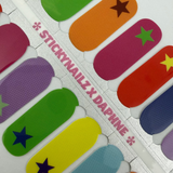 detail foto van nagelstickers met kleuren en sterren op witte achtergrond