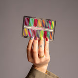 Hand houdt nagelsticker vast