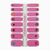 productofot van roze nagelstickers met gekleurde iconen op witte achtergrond