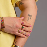 hand laat nagels en tattoo zien op arm