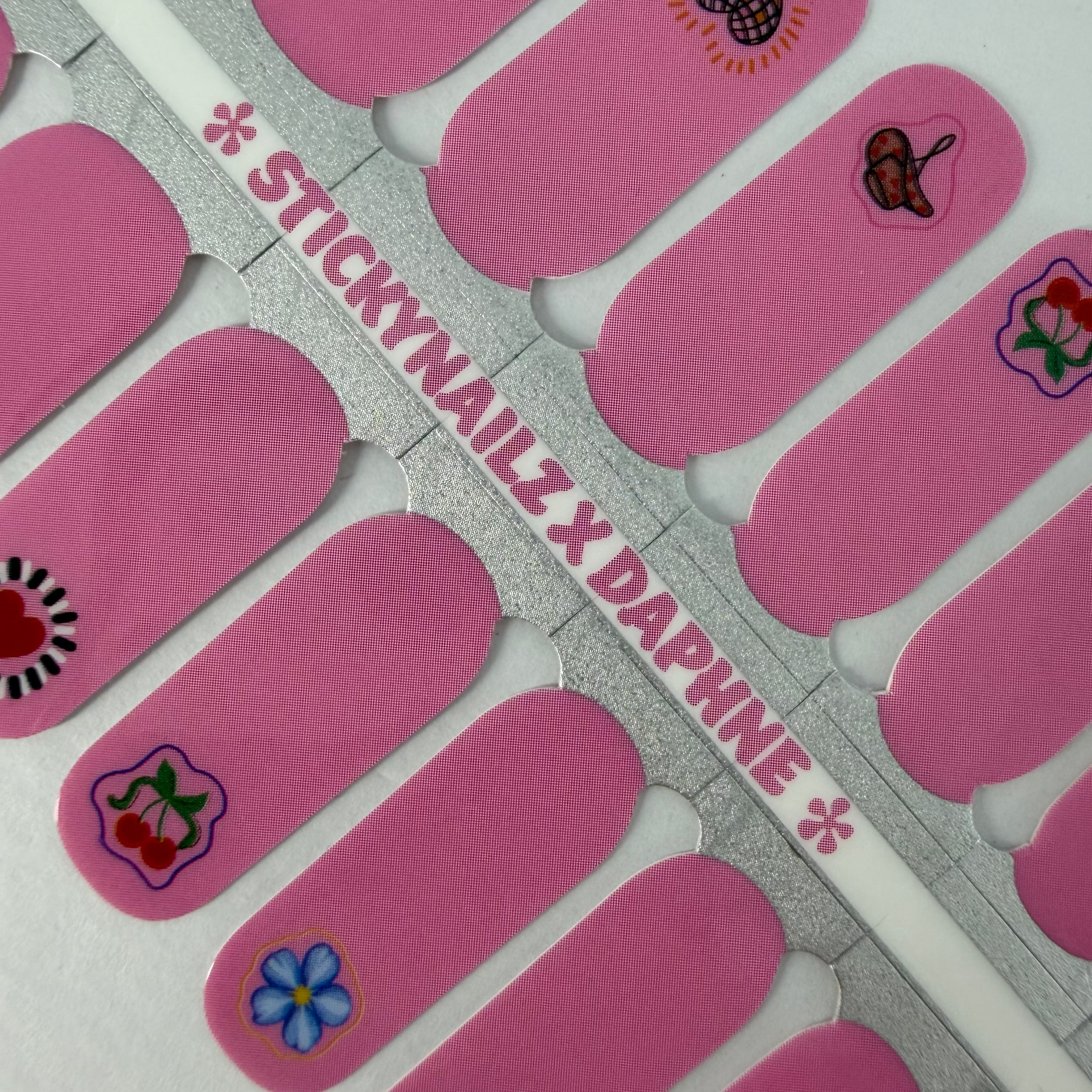 Detail foto van roze nagelstickers op witte achtergrond