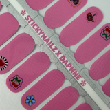 Detail foto van roze nagelstickers op witte achtergrond